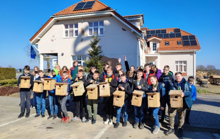 Moksleiviai kėlė inkilus ir keliavo į žygį